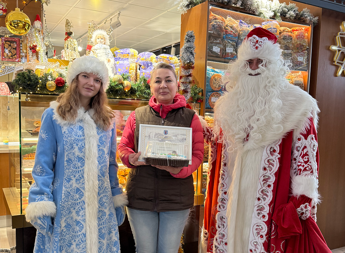 29 декабря сказочные персонажи Дед мороз и Снегурочка поздравили победителей конкурса на лучшее новогоднее оформление торговых объектов